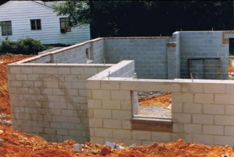 a picture of a concrete wall construction in tracy, ca