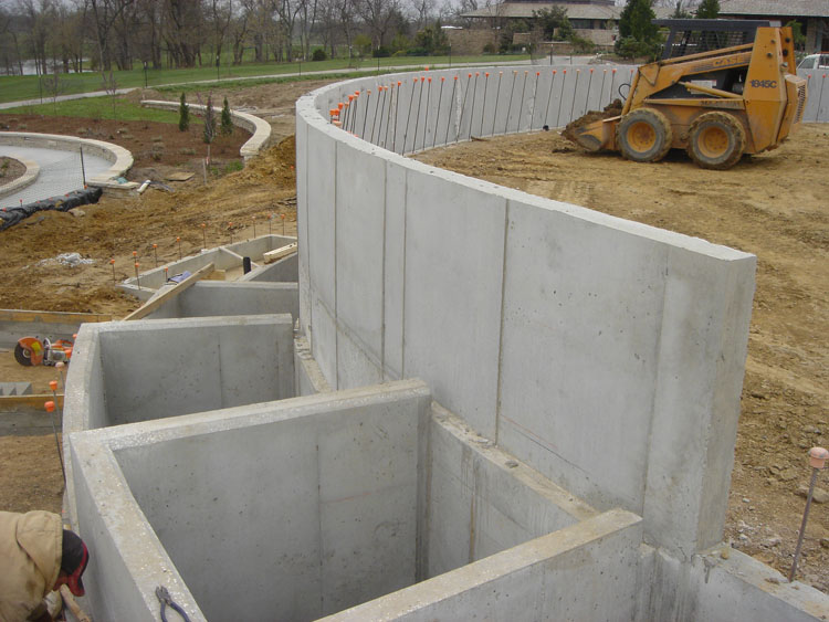 a picture of a concrete wall construction in tracy, ca